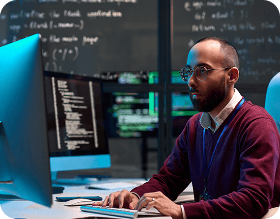 Homem trabalhando no computador