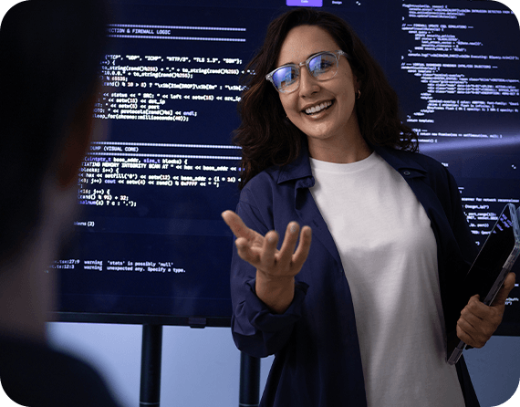 Mulher fazendo apresentação em frente a telas