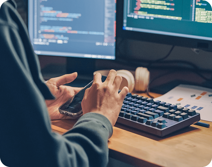 Pessoa mexendo no celular