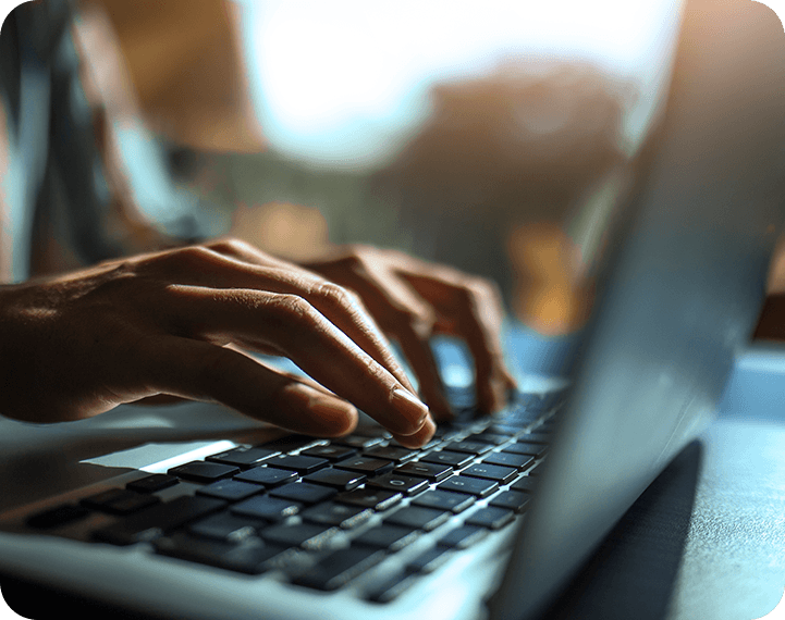 Mãos digitando em teclado