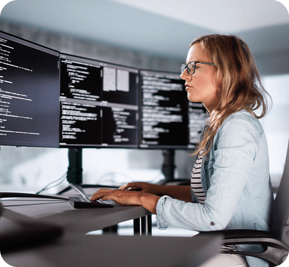 Mulher trabalhando com vários monitores