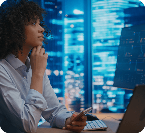 Mulher olhando para um computador