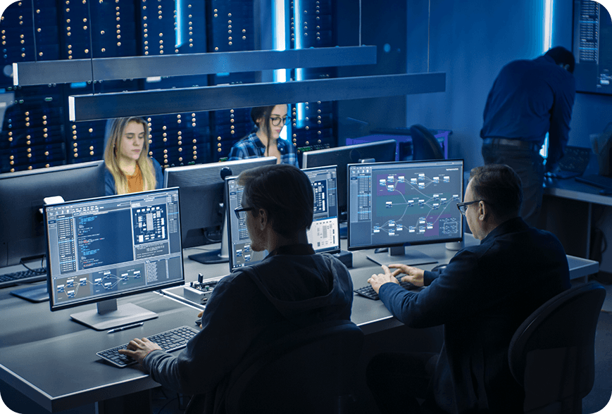Pesoas em uma sala com computadores