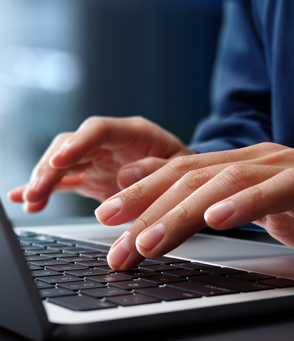Mãos digitando em um teclado