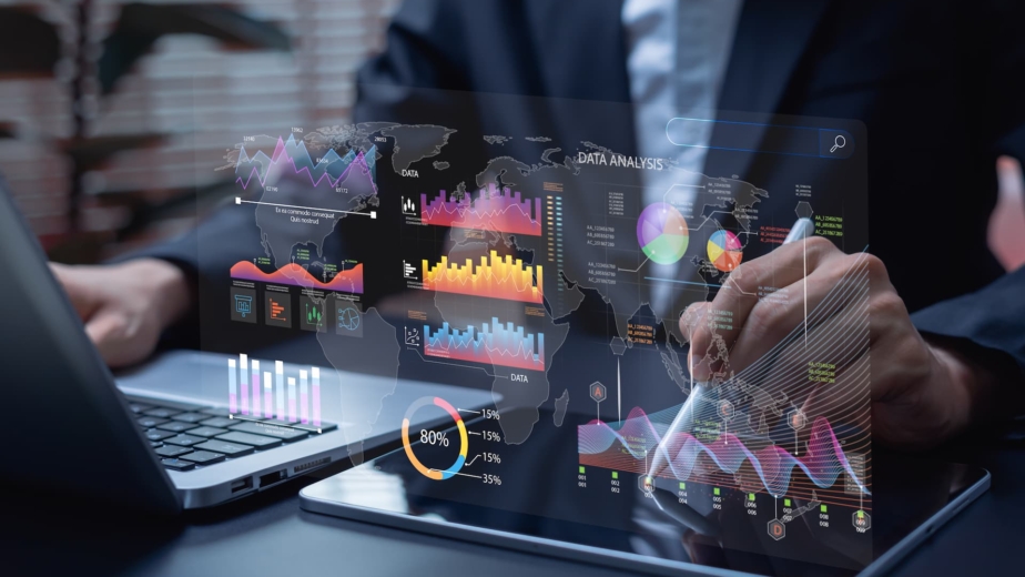 Executivo de empresa utilizando Power BI com projeções do dashboard.
