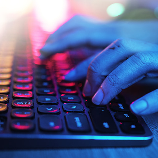 Mãos digitando em um teclado de computador